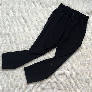 Lululemon Size 4 Black ‘On The Fly’ Mid Rise Crop ✅